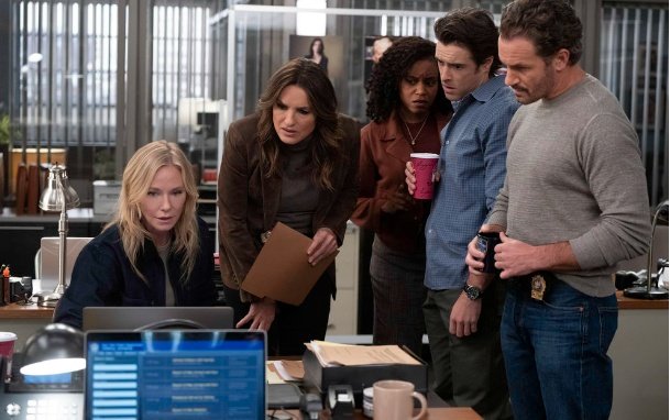 CarisiGirl80's tweet photo. Happy weekend #SVU squad
#Rollins #Benson #Curry #Griff #Bruno 💛💙🩷❤️🤍 https://t.co/Vu8oPH21CD