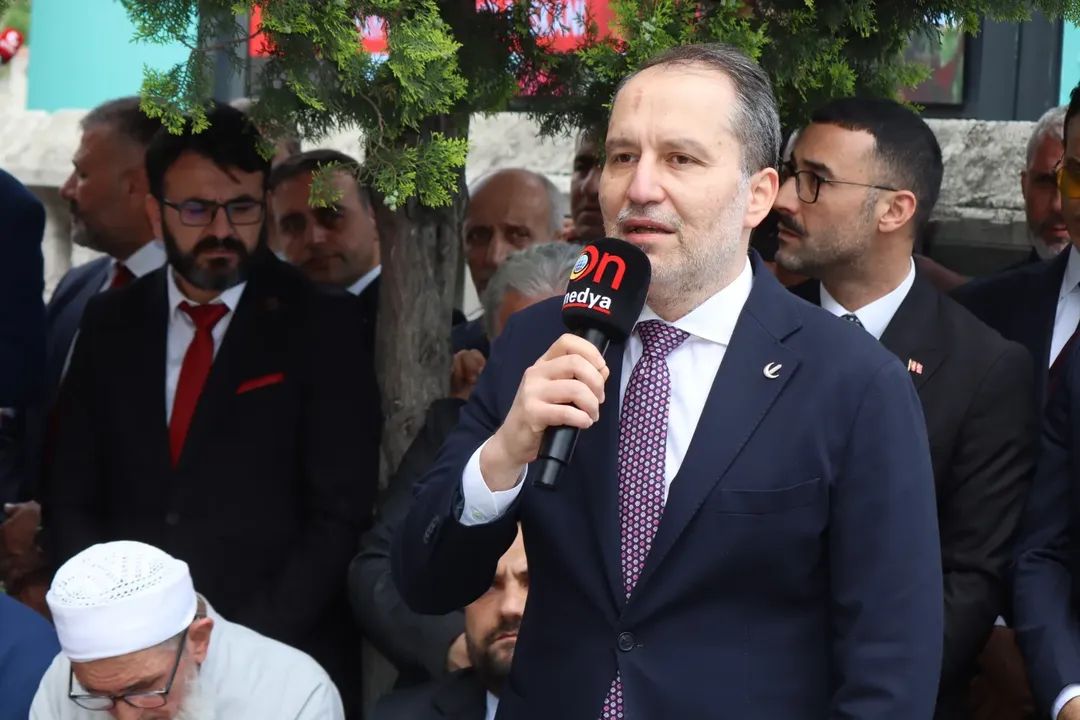 refahkadinist's tweet photo. Muhterem Genel Başkanımız Sn.Dr.Fatih ERBAKAN’ın katılımlarıyla gerçekleştirilen Geleneksel Bayramlaşma Programı kapsamında,
Genel Başkan Yardımcımız Prof Dr. Doğan AYDAL, MKYK Üyelerimiz, İl Başkanımız Sn.Yunus Emre TAŞÇI, İl Kadın Kolları başkanımız Sn.Setenay KANAR, İl ve İlçe teşkilatlarımız, kıymetli misafirlerimizin katılımlarıyla merhum Erbakan Hocamızın kabri başında bir araya geldik.

Milli Görüş davasına ömrünü adamış, milletimizin manevi ve milli değerleri uğruna mücadele etmiş olan Erbakan Hocamızı rahmet, minnet ve dualarla yad ettik.

Başta aziz milletimiz olmak üzere tüm İslam âleminin bayramını tebrik ediyor, hayırlara vesile olmasını diliyoruz.

#FatihErbakan
#YenidenRefahPartisi
#İstanbulİlBaşkanlığı
#BirlikBeraberlik