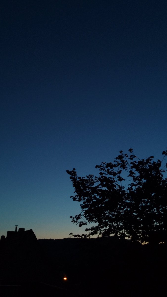 MeteoSynop's tweet photo. Pojawiają się pierwsze Altocumulusy.

Nowa Ruda, 22:00:
🌕⩽1/8 - Ac str tr (⩽1/8) - Cʟ = 0, Cᴍ = 3, Cʜ = 0
temperatura: 14,5°C
temp. punktu rosy: 4,5°C
wiatr 70° (ENE) o prędkości 1 m/s
widzialność: ⩾50 km
ciśnienie zredukowane: 1021,3 hPa⬇️(-0,4 hPa/3h)

@MeteoprognozaPL https://t.co/FK2QeIBdJb