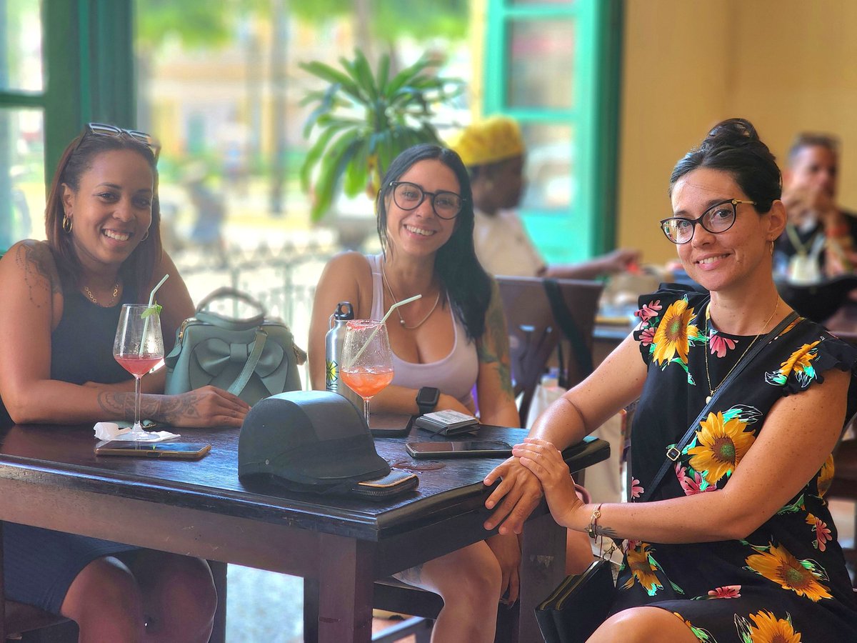 hotelevelasco's tweet photo. 🇨🇺✨ Voces, risas y mucha buena energía hicieron de la tarde de hoy, otra para disfrutar y compartir juntos. 🎤💃

#hotelevelascolouvre #eldestinoerestu #CubanacanHoteles #karaoke #Matanzas #DíaCubano #Cuba https://t.co/joyd8ihvWl