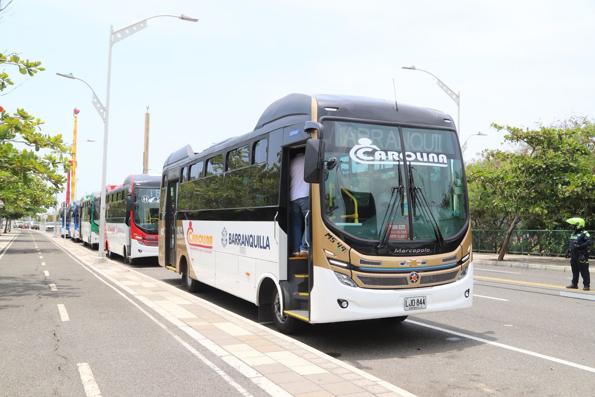AlejandroChar's tweet photo. ¡Completamos los primeros 100 buses de la nueva flota del transporte público colectivo de Barranquilla!

Estos buses con aire acondicionado llegan para mejorar la experiencia de quienes cada día se movilizan por la ciudad para trabajar, estudiar o cumplir sus sueños.

Con una inversión de más de $60 mil millones, estamos modernizando el transporte público para ofrecer un servicio más eficiente y sostenible.

Ya renovamos la flota de @transmetrobaq y ahora avanzamos con la transformación del sistema colectivo. ¡Seguimos moviendo a Barranquilla a otro nivel! 🙌🏼
