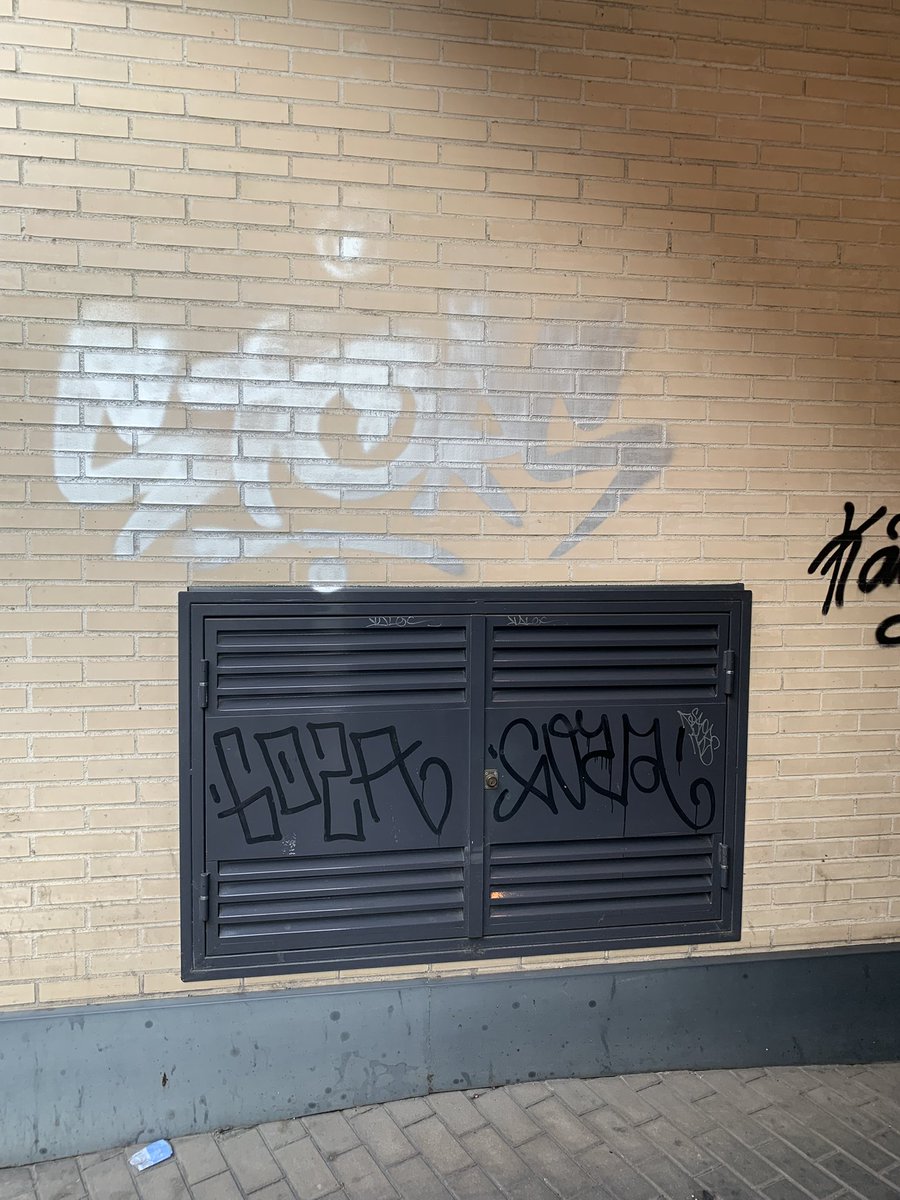 noepmagan's tweet photo. @ComunidadMadrid Buenas noches nos han hecho un grafiti en la fachada de la casa,a donde hay que informarlo para que vengan a limpiarlo. Es en calle general ricardos 111 28019 madrid https://t.co/4ymJShmAb7