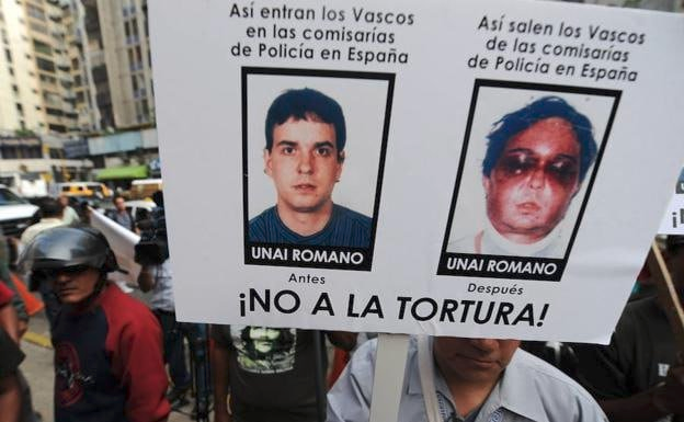 outsidersesp's tweet photo. "Me metían dedos en los ojos; presionaban con los dedos detrás de los oídos; notaba golpes fuertes (no sé si patadas o puñetazos o con algún objeto) en la 
espalda; como yo gritaba me tapaban la boca y también me impedían respirar; me agarraban de los testículos; me agarraban de la cabeza y me golpeaban contra la pared pero comencé a sangrar de la frente, se manchó la pared y lo dejaron. Yo perdí el sentido del tiempo. En un momento dado recuerdo que ya no tenía las manos atadas. Me tenían tumbado sobre la rodilla de uno de ellos y continuaban los mismos golpes. También recuerdo que alguien me retorcía la pierna izquierda agarrándome desde el tobillo. Sin embargo, no me doy cuenta hasta el última día de que tengo un esguince en el tobillo."

Testimonio de Fernando Elejalde, detenido por la Policía Nacional en Donosti en marzo de 1997. Recogido en "Manual del torturador español"