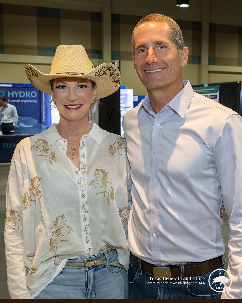 TXGLO's tweet photo. Commissioner Buckingham recently met with newly elected @CityofGalveston Mayor John Paul Listowski to discuss how the GLO works with local communities to safeguard the Texas coast. 

The GLO looks forward to working with you and the city of Galveston to improve the lives of Galveston families!