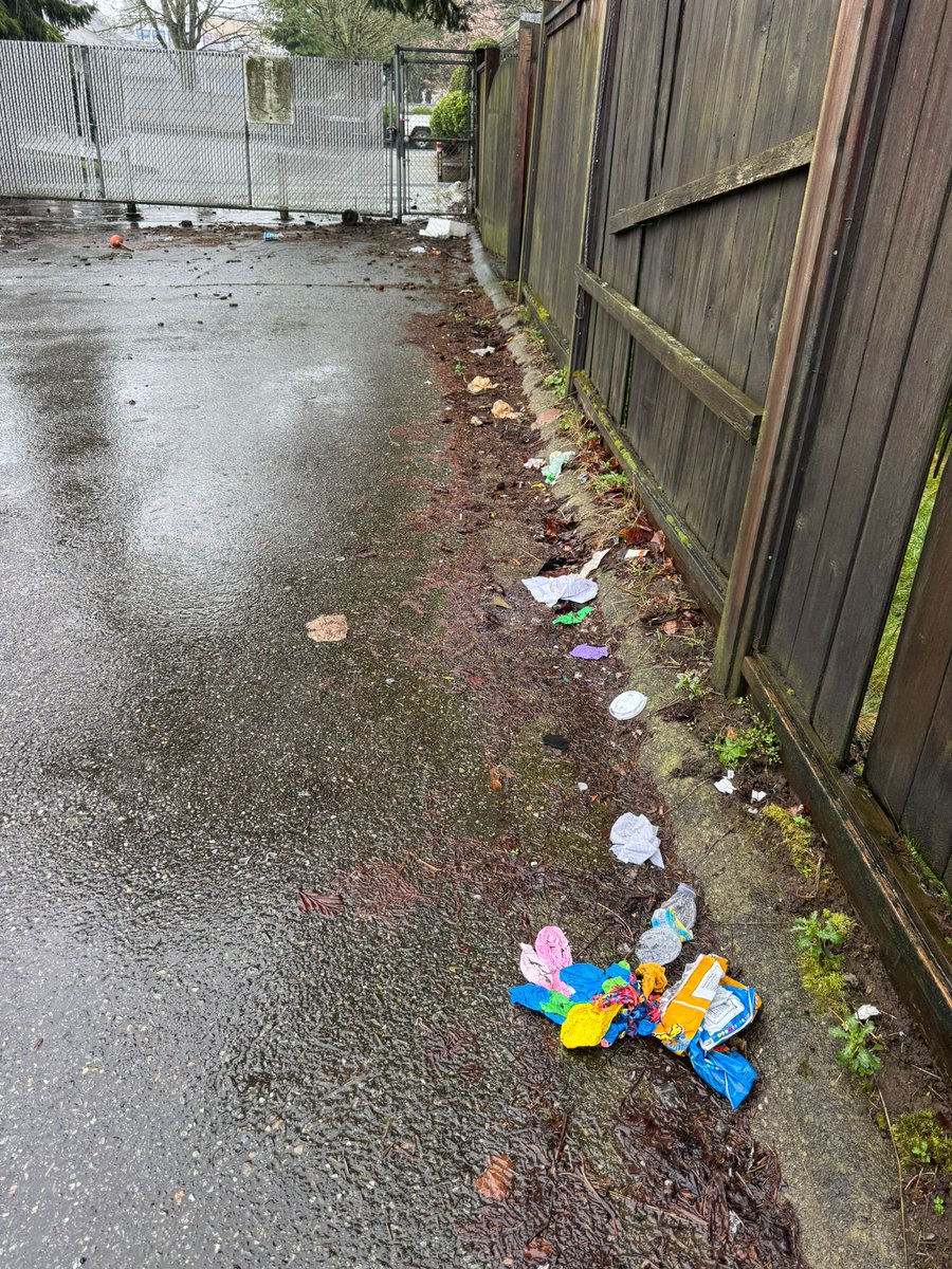 PreventCrimes's tweet photo. Strawberry Hill looking brighter! 💚🧹
Our Greenteam volunteers were out today enhancing the community and keeping Surrey clean and welcoming.

@theicbc @thecityofsurrey @surreypoliceservice https://t.co/pLQKqnldY5