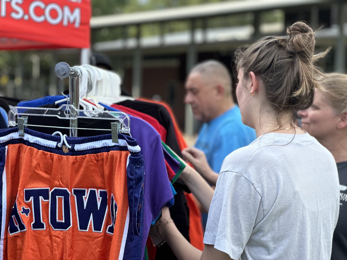 DiscoveryGreen's tweet photo. 🔍Discover the best food and gifts this summer at Flea by Night presented by Green Mountain Energy.

☀️ Discovery Green creates a hub for small businesses in Houston to show off their handcrafted items and delicious creations. Don't miss out!

🗓️Saturday, June 20
🕕6 - 10 pm https://t.co/j8LDNtjS2a