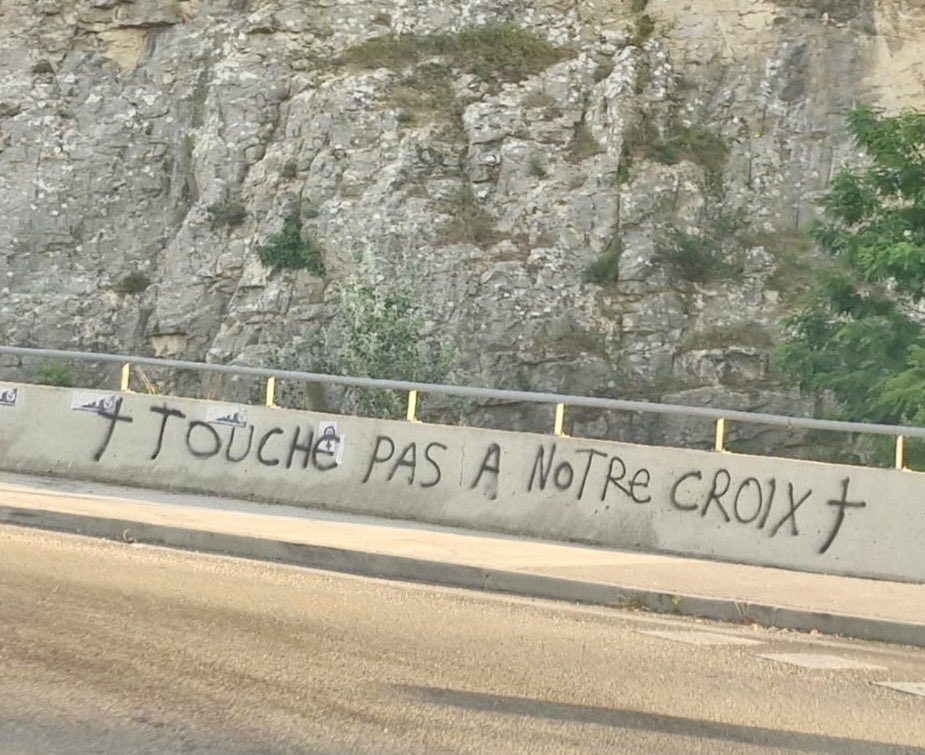 RCBeaucaire30's tweet photo. Les fafs ont appris à écrire 🥳🤣 #croix #comps #illégale #identitaires #cathostradis https://t.co/PvVTSdeOC1