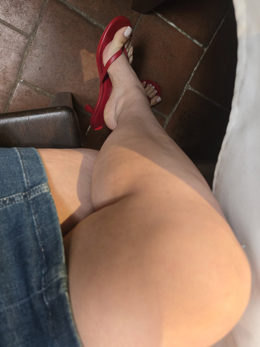 tecolotadiurna's tweet photo. Estrenanding mis Alas hoy. Me encanta ese color. 🦉🥳🎉📸 #YoTengoAlasdeTecolota #feetlovers https://t.co/ROkbhK2ija