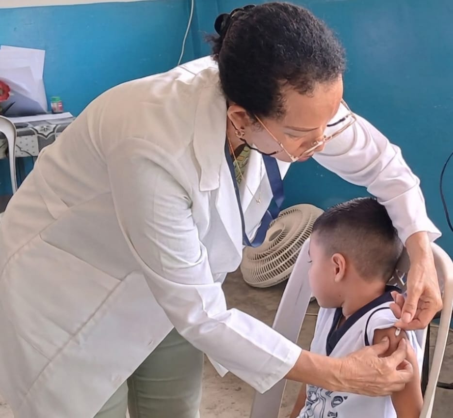 Salud_Guayas's tweet photo. #MSPEnTerritorio | Con el objetivo de priorizar la salud de la niñez 🧒👦 , brigadas de @Salud_Ec intervienen en unidades educativas y lugares de mayor concurrencia para inmunizar 💉 s la población contra la influenza, sarampión, rubéola y paperas. https://t.co/qUGrOdJYOS