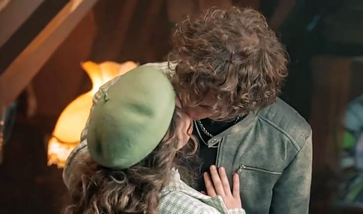 meilvstoti's tweet photo. au #marrey |"Tras las sombras del escenario"

Mar, una actriz en ascenso en busca de una oportunidad. 
Rey, protagonista de la obra de teatro más conocida actualmente. 

Después de dos años separados, el destino vuelve a cruzarlos.
¿Qué sucederá con ese final abierto entre ellos? https://t.co/Wjx0lljb2b