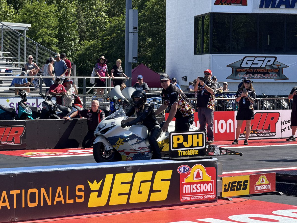 kclontzracing's tweet photo. Q2: Clontz and the #SteamfittersUALocal602 @SuzukiCycles improve with a solid 6.818 at 197 97 mph. #nhrapsm #PotomacNats
@vanceandhines • @MissionFoodsUS • @Dragbikecom • @VansonLeathers_ • #Marcorconstruction • #RedElectricalDesign • @NHRA • #archkeysolutions https://t.co/7X0Pcc1sUD