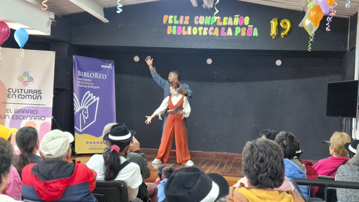 BibloRedBogota's tweet photo. Con gran aforo sigue la celebración de cumpleaños a través de la obra 'Cambalache', a cargo de Compañía Signo de Interrogación. Esta puesta en escena que combina la danza y la actuación 🎭, invitó a los espectadores a reflexionar sobre el uso de la tecnología 📲 y los vínculos humanos. Además, finalizó con un ejercicio de lectura en voz alta e improvisación para las niñas y niños.