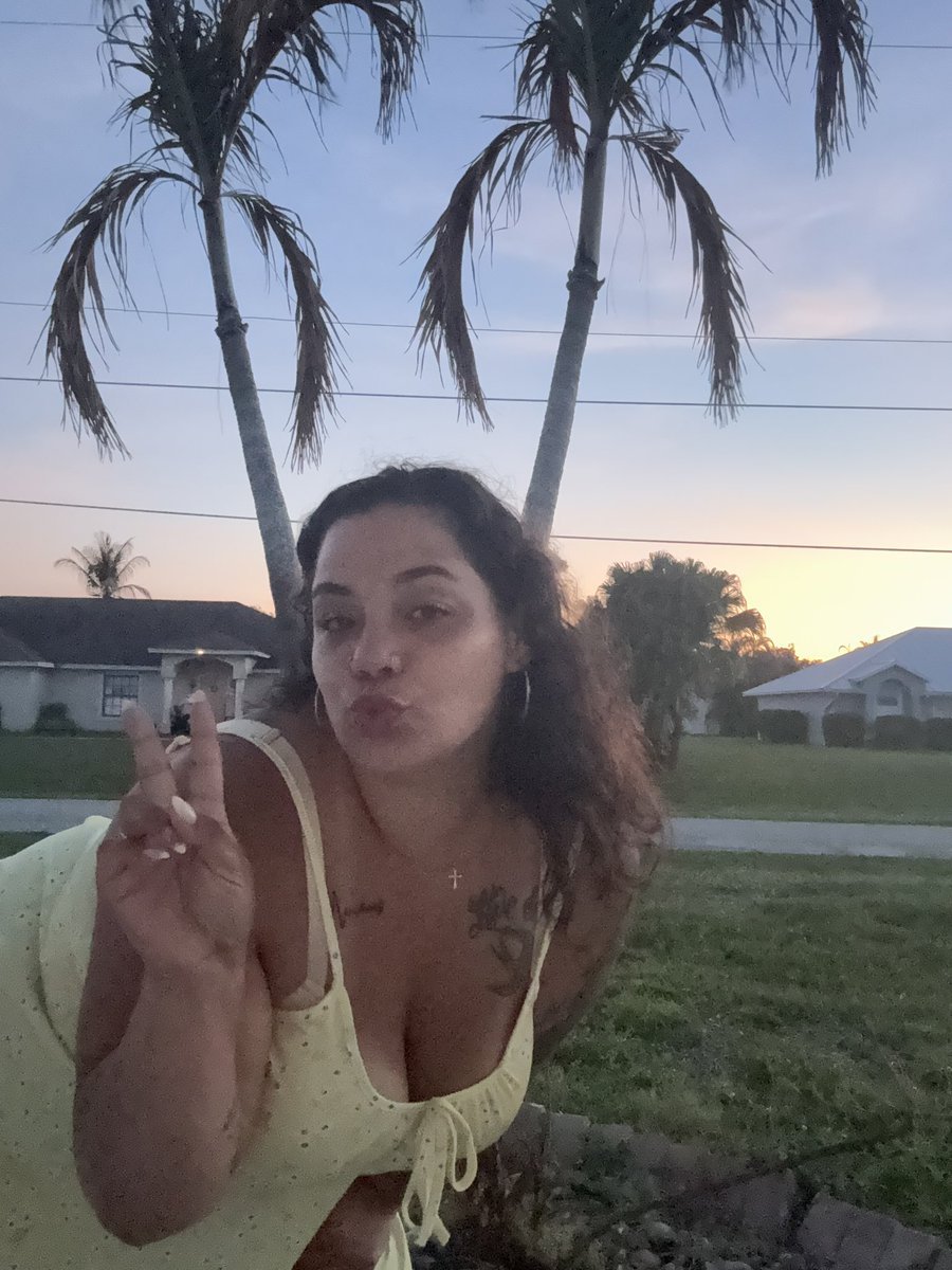 goddesslyss95's tweet photo. I glow in the Florida sun ☀️ https://t.co/PU89UeMnVO