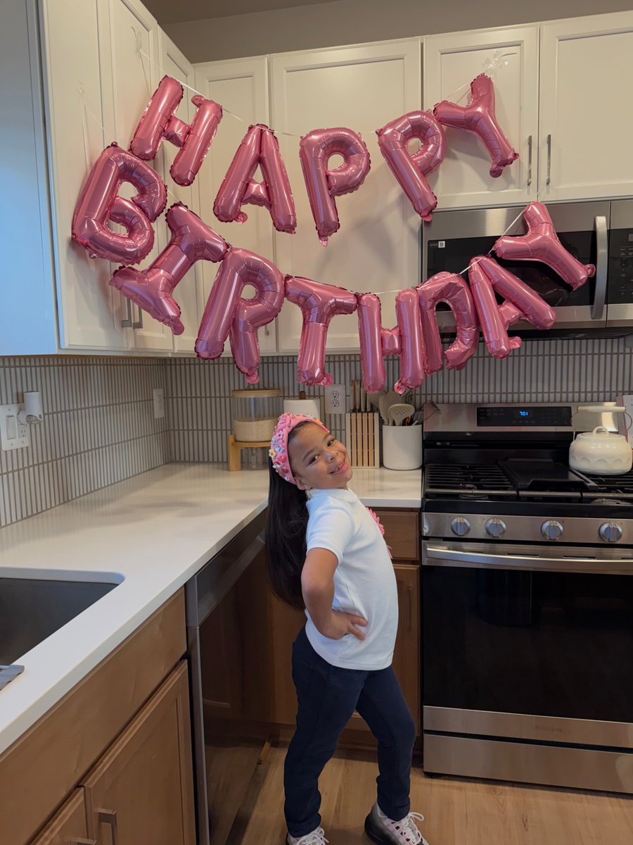 niakoreaa's tweet photo. Biggest Gemini! Happiest birthday to my heart 🎈 https://t.co/lr3bPYynaH