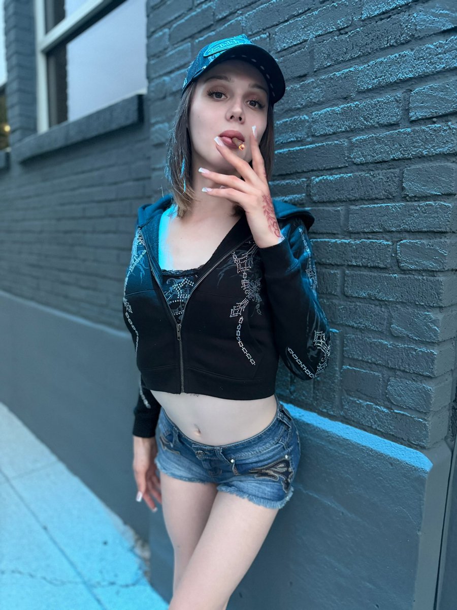 TSArianathedoll's tweet photo. Your favorite snow bunny, chilling on the block 💨👀 https://t.co/IxfVObtHrf