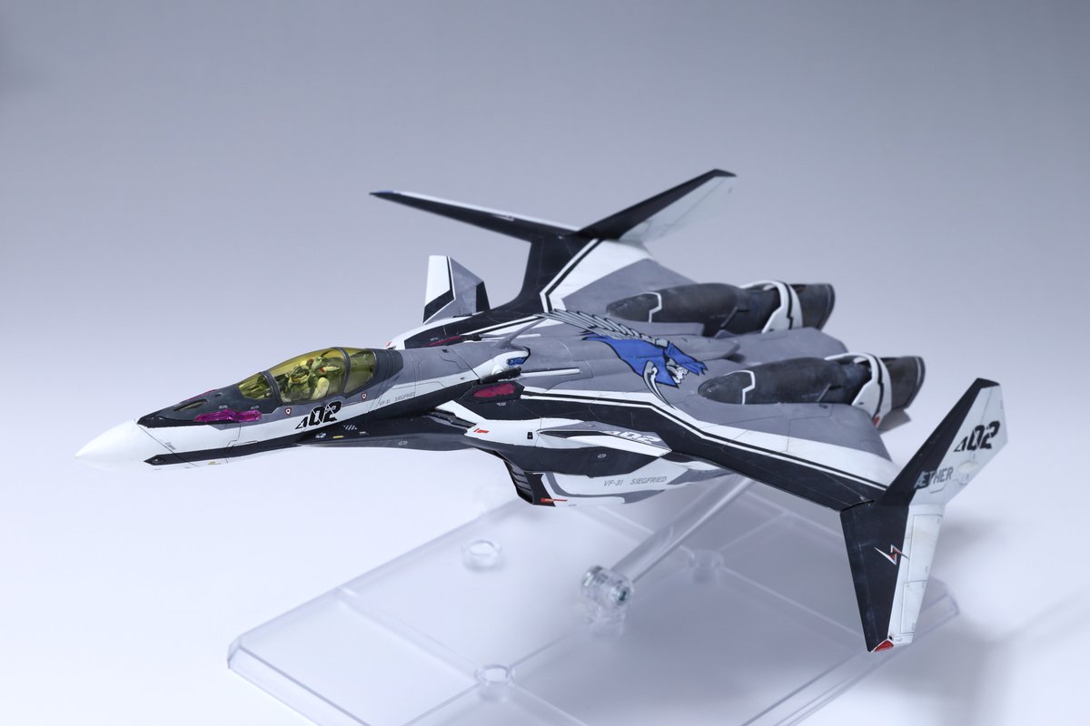 MBilly_001's tweet photo. 制作内容その2
ハセガワ：VF-31Fも塗り分け塗装しあげています
トミーテック　技MIX　ドラケンⅢ　塗装済みなので組み立てのみ
MAXFactory：MinimumFactory　ミラージュを改造しポージングを変え乗せてみました(上半身のみ）
機首コレは部分塗装とシールの余白を詰め
#マクロスモデラーズ制作 https://t.co/MFFuzmwREg