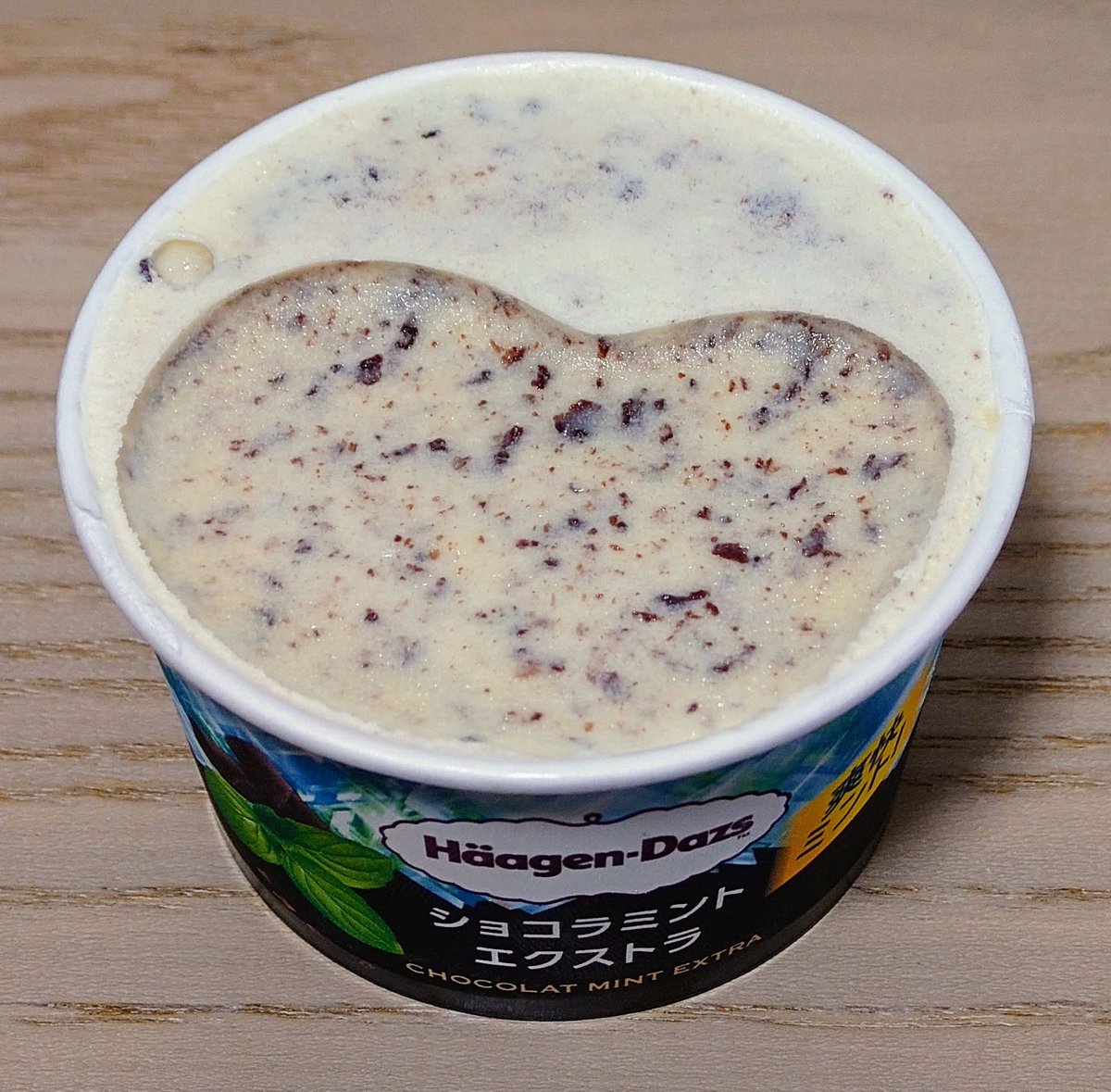 kin_gyo_hime's tweet photo. 今回の同時試食会はこちらでした。チョコミントアイスってミントブルー色のものが多いけどこれは普通の色なのでぱっと見チョコチップアイスみたい。でも食べたら爽快ミント！しっかりアイスも主張してて非常にバランスがいいチョコミントアイスです。
#同時試食会 https://t.co/qbqSz11TW5