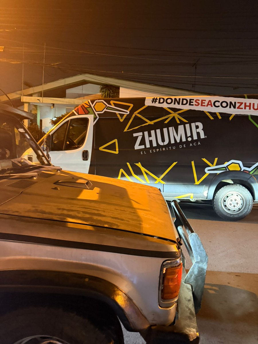 laniado_maria's tweet photo. Es terrible, como permiten que esto pase, es una fiesta pagada con una convocatoria publica. Es una alteración al orden de la ciudadela, a la seguridad a la via publica.  @segura_ep @municipioguayaquil @espol.  Por favor intervengan. https://t.co/X5tWeVQOQ1