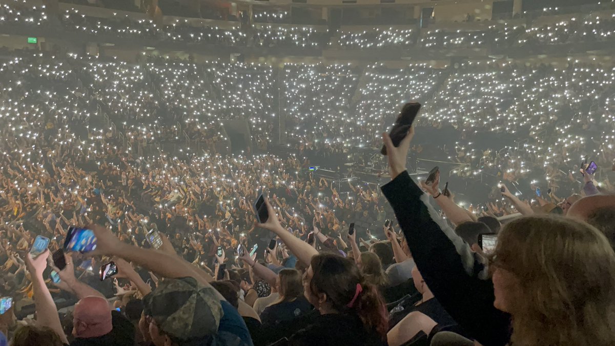WarriorAngelCas's tweet photo. // When needed, we got those phone lights up QUICK. #CriticalRoleSpoilers https://t.co/VJTTUyvoDP