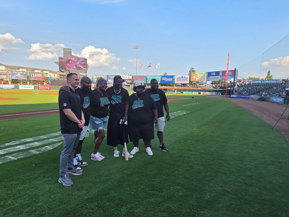 AaronWilson_NFL's tweet photo. Kamari Lassiter #Texans Pro Bowl corner @kamari_lassiter throws out first pitch tonight @SLSpaceCowboys 
On June 20, Lassiter and teammates and former NBA guard Nate Robinson @nate_robinson and several #NFL players including #Ravens Malaki Starks @starks_malaki @GeorgiaFootball will participate in celebrity softball game @kl3softball  and home run derby at Constellation Field https://t.co/87XccT59xO
@KPRC2 @KPRC2RandyMc @KPRCNick