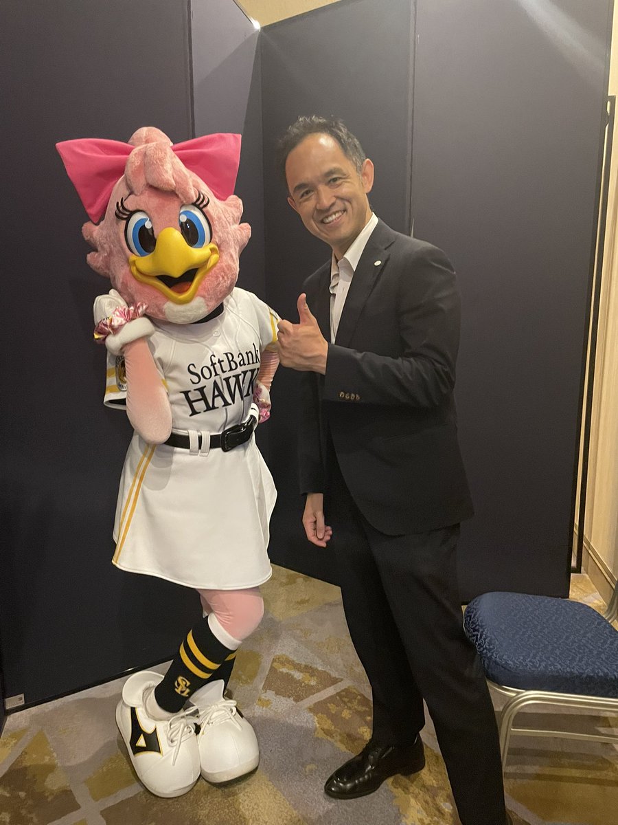 YusukeFUNAKI's tweet photo. 僕がコンサルタントとして担当している社長からの依頼でパフォーマンス（なわとびとLED）。無事にソフトバンクホークスのハニーズの前座として会場を温めることができ、何より皆さんに喜んでもらえて良かった。 https://t.co/81qzqnNTM2
