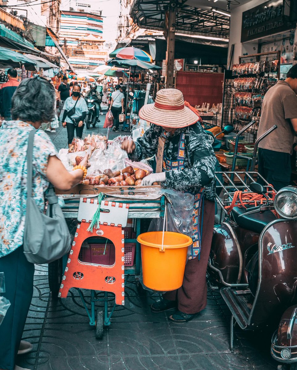 johnmangobk's tweet photo. Bangkok’s magic lives in its markets, side streets and everyday people. Real stories, real culture, one frame at a time. 🇹🇭📸

#Bangkok #StreetPhotography #Thailand #BangkokLife #JohnMangoPhotography https://t.co/6Z4qKa2THV