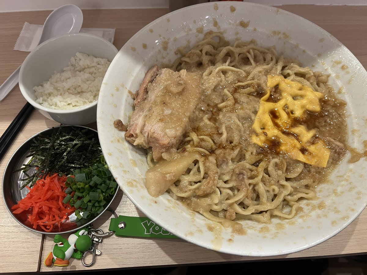 tarotarosmile's tweet photo. 昨日の晩ご飯はRAMEN.R様

アブラソバR-G 500超こってり
🧀🐷🍚
持ち帰り麺1㌕+お心遣い🙏

重い方に振り切る🤣

んまっ🐴🐴🐴
豚があっさりに感じるほど重いw
あまりに美味しすぎて
一気に啜ったため
味変忘れるwww

なので、、、
またやってください🙇‍♂️

ごちそうさまでした🎶

#RAMENR
#RAMEN_R https://t.co/asOjaczmIh