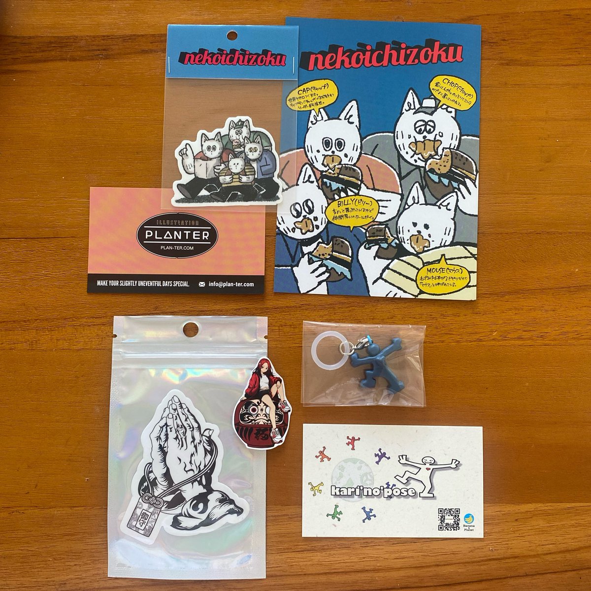 akiko_yoroshiku's tweet photo. @plan_ter
アダムスファミリー的空気感がツボ！アパレルやコミックは吟味の時間なく…まて次回！

@mumounofukuI(instagram)
合唱の手がいかつくて良き。我々のお向かいブースで、おみくじをしたり愉快でした！

@kari03150 
かなり陽気な作者の兄ちゃんにラブ&amp;ピースを感じてお迎えしました🕊️ https://t.co/585xMnZOSi