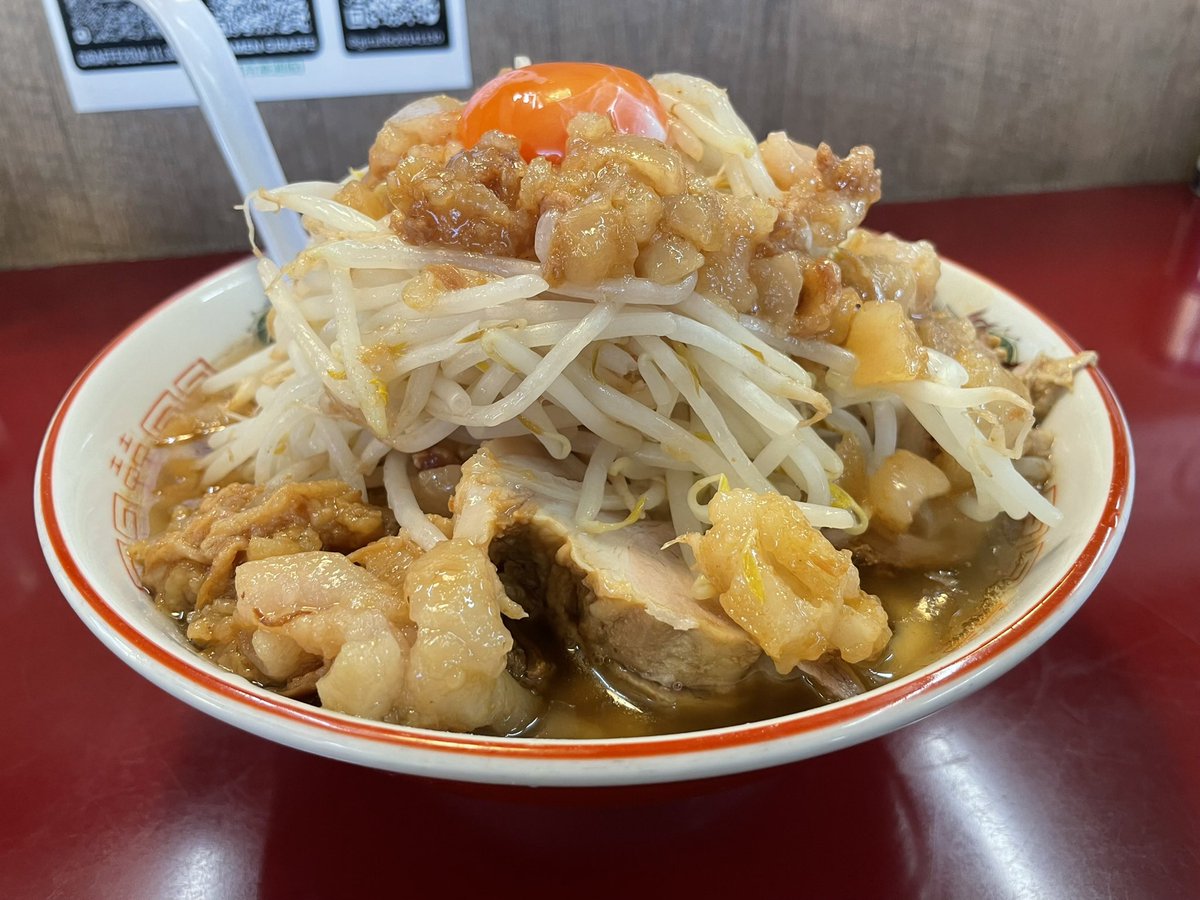 cowabungaJapan's tweet photo. 栃木県真岡市長田
ジラフ
ラーメン生卵
17:48開店待ち10番目
18:20着丼
涼しいカウンター席でいただく
甘ジョッパスープが身に染みます
豚と麺がバリIYKYK
このドンブリがバイブル
マシてこうぜそのバイブス
#MATCHSTICKSPIT
須賀ちゃん涼平くん
最高ゴチ https://t.co/wVQihRzajl