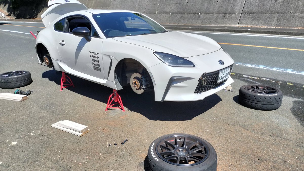 toraofactory's tweet photo. 本日はブレーキパッドとフルード、ホイールナットの交換作業、暑すぎる https://t.co/m7YJqBiQym