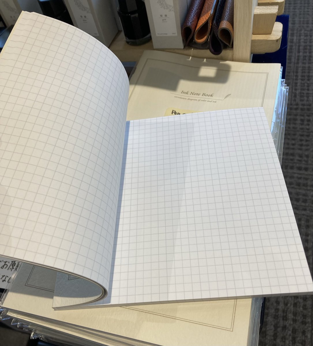 PenMessage's tweet photo. ずっとご要望頂いていた、正方形の厚手ノート、オリジナルで企画していたものがイベント直前に20冊だけ入荷しました！
5ミリ方眼罫144ページ、ウィークリーダイアリーと同じ厚みです。やっと仕上がりました💕ご来場の方はぜひご覧下さい🙏 https://t.co/W6Wevur8YO