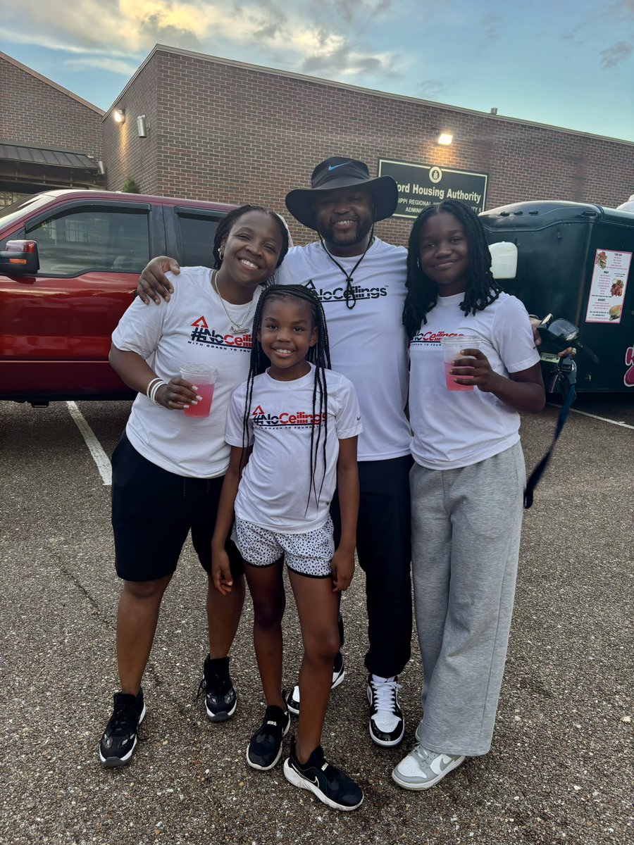 YolettMcCuin's tweet photo. 350 people were served meals today! Fresh meals! Wings, Burgers, Pork Nachos! Noceilingswithcoachyo Foundation will always put boots on the ground in our community! ❤️💙 https://t.co/lmtnAxovfa