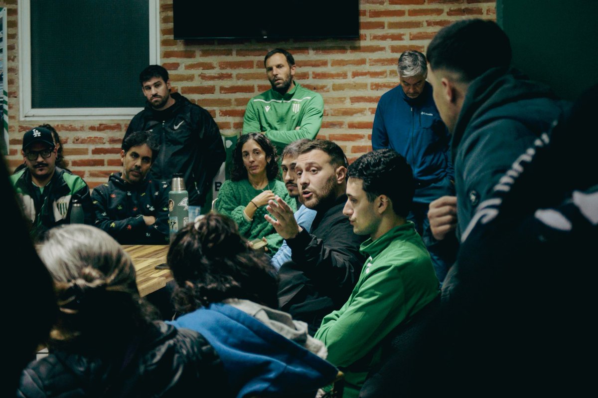 CAB_oficial's tweet photo. En la tarde de hoy, la Comisión Directiva recibió a madres, padres, deportistas, profesores y trabajadores de handball, vóley, patín, gimnasia artística y escuela de fútbol para conversar sobre la situación económica del club y el estado de las obligaciones salariales.

La premisa siempre es la misma: en todos los contextos hay que poner la cara, explicar la realidad, responder todas las preguntas y dialogar abiertamente, una práctica que los banfileños supimos recuperar.

#Banfield Abierto es una construcción de todos.