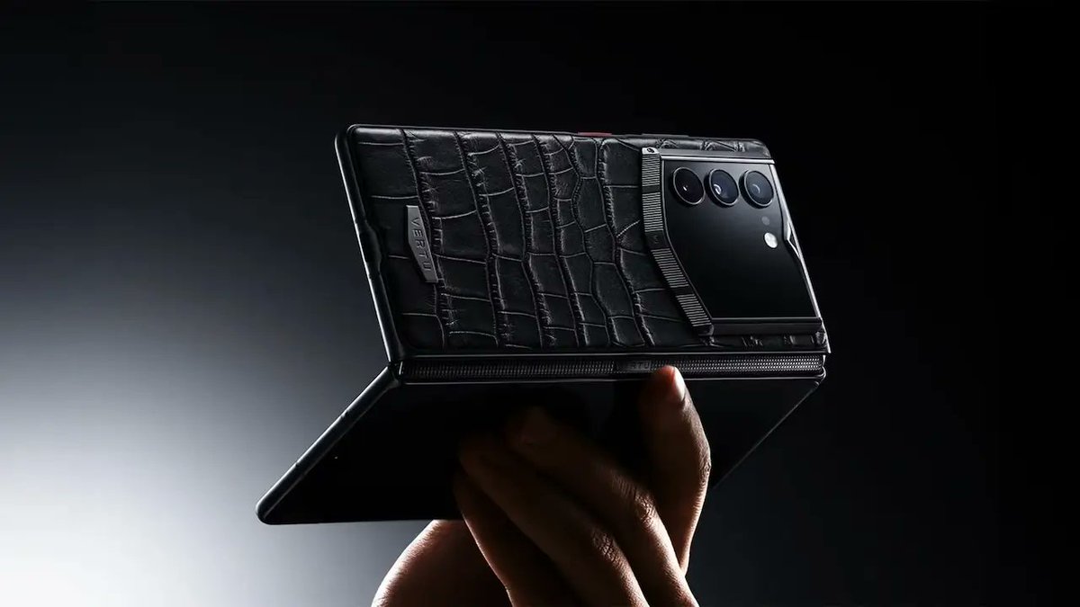 TechGames's tweet photo. Vertu se adentra a los teléfonos plegables con el Vertu AlphaFold. La versión más barata está en casi 7000 dólares https://t.co/gt7uvq9mlF https://t.co/AQTl4wuAuW