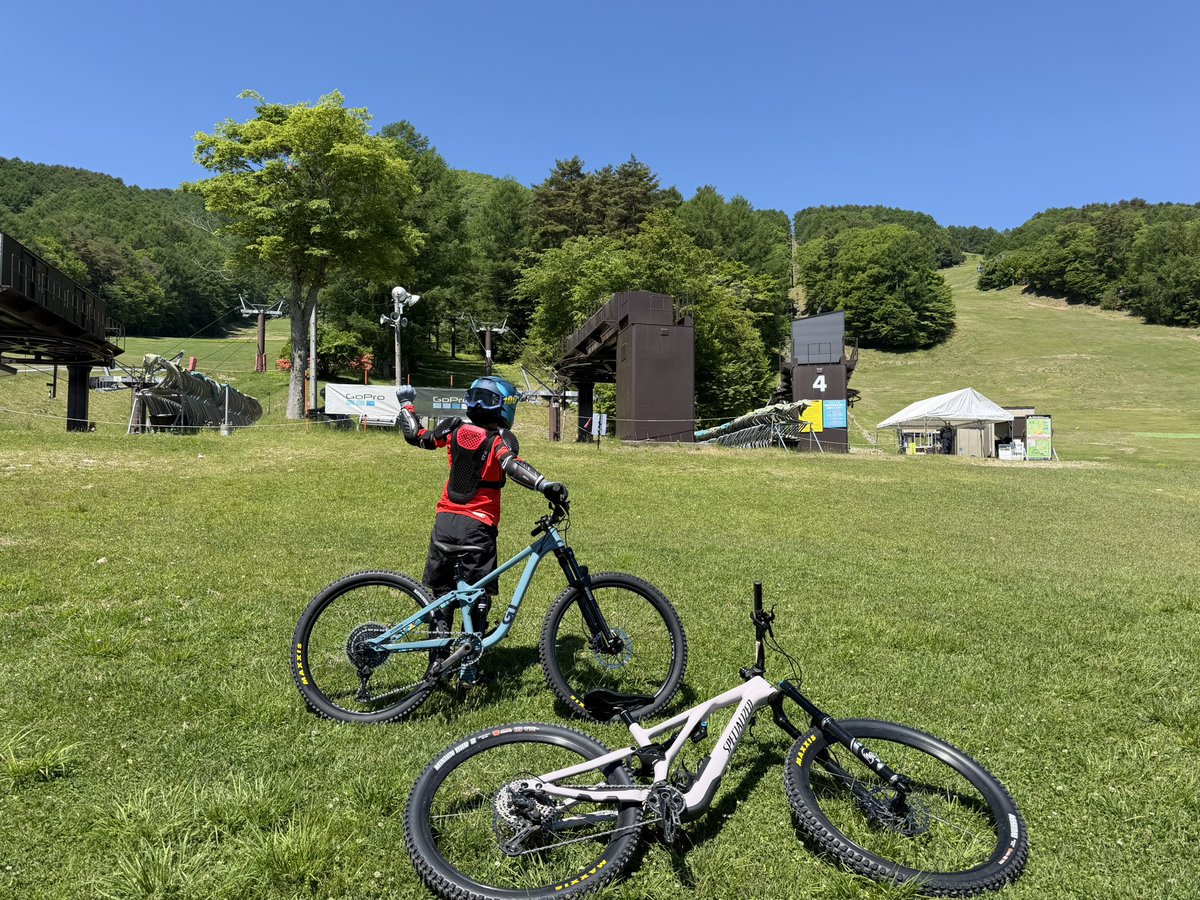 5353G's tweet photo. うっかり寝坊、到着遅れてようやくリフト乗車。今日は今季初のMTB。駐車場は上段満車、下段にもたくさん車が入っていたけどリフト待ちはゼロ。ゴンドラ利用のハイキング系の人が多い模様。今日もご安全に。 https://t.co/3dRF2UzaB1