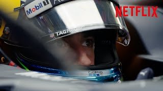 artesan0x's tweet photo. La Formula 1 no crecio por las carreras

En 2017 la F1 era un deporte para viejos
La edad promedio del fanatico era 40 años
Las audiencias caian temporada tras temporada
Los patrocinadores empezaban a irse

Entonces llegaron con una idea que nadie en la F1 entendia

Darle camaras a los pilotos dentro del paddock
Sin guion
Sin filtro
Sin control

Drive to Survive se estreno en Netflix en 2019

Entre 2017 y 2021 la edad promedio del fanatico bajo de 36 a 32 años
El porcentaje de mujeres en la audiencia se duplico
En Estados Unidos el grupo de 12 a 17 años crecio un 49%
En Europa los fans menores de edad superaron los 20 millones

En 2024 los ingresos de la F1 llegaron a 3.65 billones de dolares
La audiencia global de television alcanzo 1.6 billones de personas
Sus redes sociales llegaron a 97 millones de seguidores

La F1 no crecio porque mejoraron las carreras

Crecio porque le mostraron al mundo que detras de los cascos habia personas reales con miedos reales y ego real

No vendieron velocidad

Vendieron drama

Y el drama siempre gana