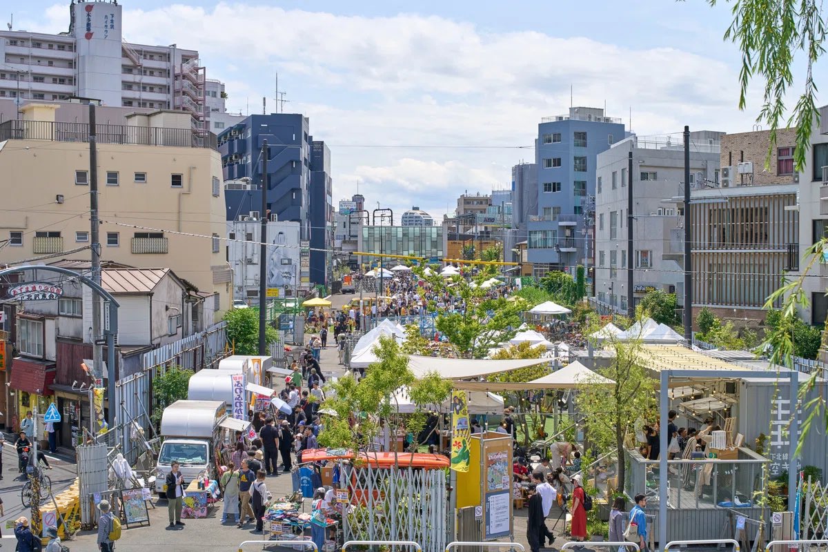 katachitonakami's tweet photo. フードトアーキフェスいよいよ明日🍕🍺
【5.31 11:00-20:00】 @下北線路街空き地
建築家が運営するお店達のこだわりの食はもちろん、物販や展示、ワークショップし、トークショー🎙️、クイズにお笑い、音楽ライブ🎸など盛り沢山のフェス型建築イベント。
大人も子供も楽しめる「日本で1番敷居の低い」建築イベントです‼️
予約不要・入場無料。是非みなさん気軽に遊びに来てくださいねー◎
