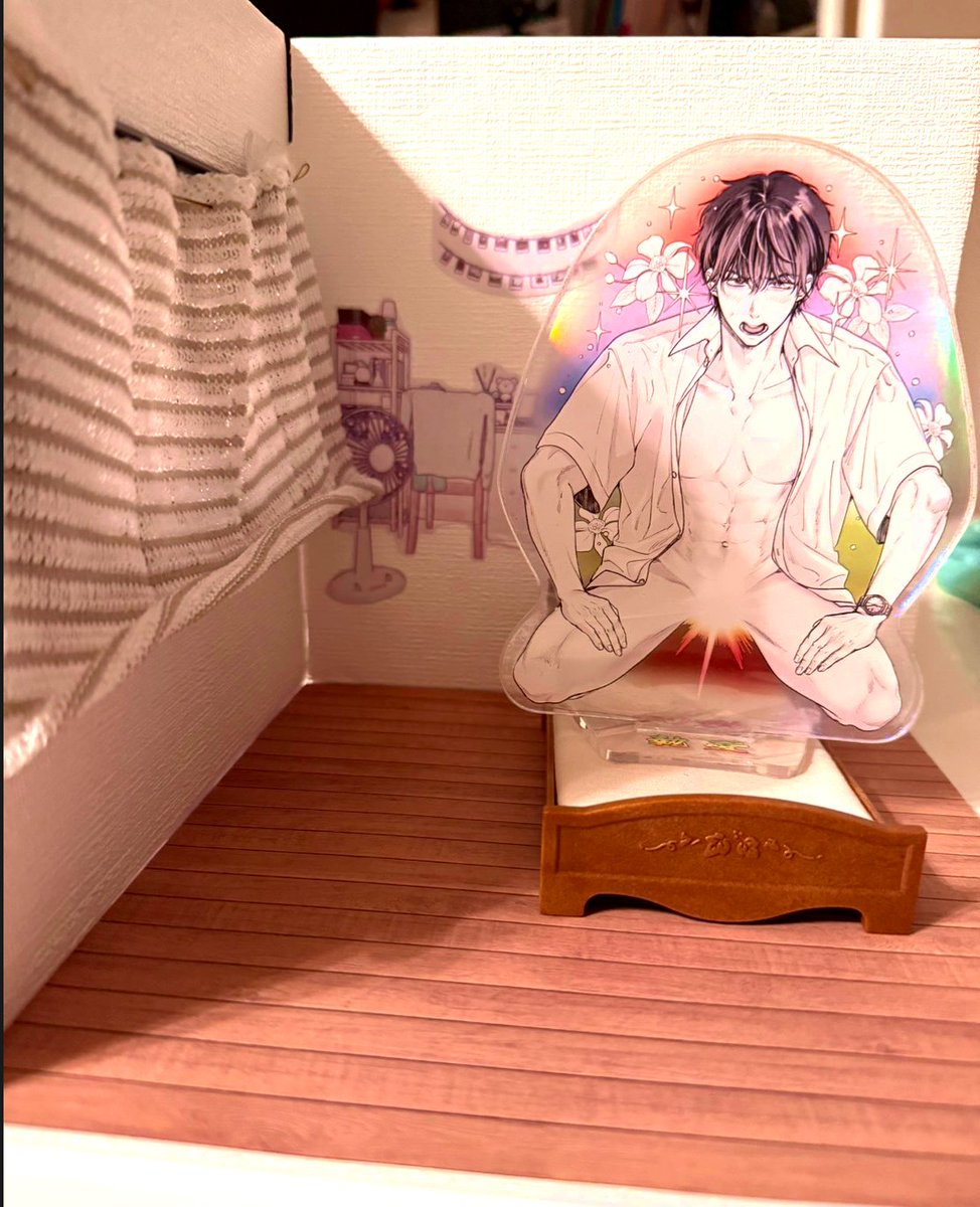 gohantaketa40's tweet photo. 鏡巳くんビックアクスタの撮影小屋（小鳥の部屋🐤再現）を原稿の合間に作りました！午後からスペースに展示できればと思っています🐍
あなたのお気に入りのアクスタを置いて、ぜひコラボしてみて下さい…❤ https://t.co/qyxJwWB7ec