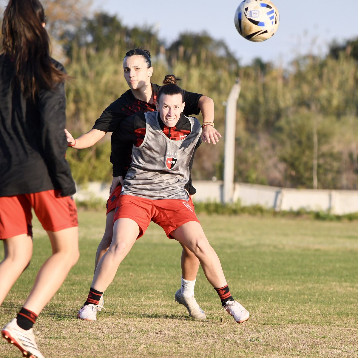 NewellsFem's tweet photo. Último entrenamiento de la semana 💪🏻

#VamosNewells❤️🖤 https://t.co/0ur0ZgnvGV