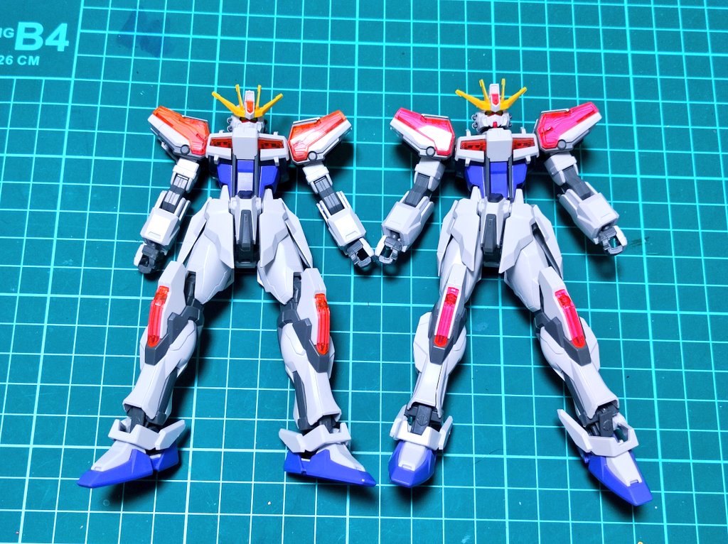 torion0146's tweet photo. 3年ほど前に買って、ケースで飾ってたエクシードギャラクシー(左)と昨日、仕事帰りにリサイクルショップで見つけたもの(右)、日光とかには極力当たらないようにしてるんだけど、クリアパーツがだいぶ変色してた。比較するまで全然気づいてませんでしたが。

#ガンプラ https://t.co/DTNUQw75xd