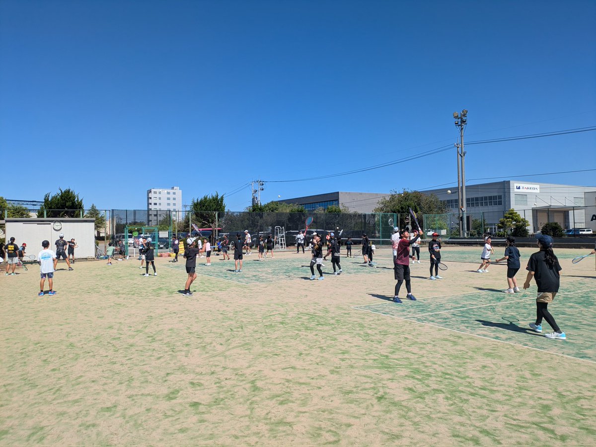 Jr74825217's tweet photo. 今日は５月４回目の全体練習をしました🎵

かなり暑くなってきましたね☀次回も水分多めに持ってくるようにお願いします😌

最後にやった「上からバシーンサーブ」「下からシュッサーブ」「安全サーブ」また今度やってみようね！！ https://t.co/QTW36hb0r8