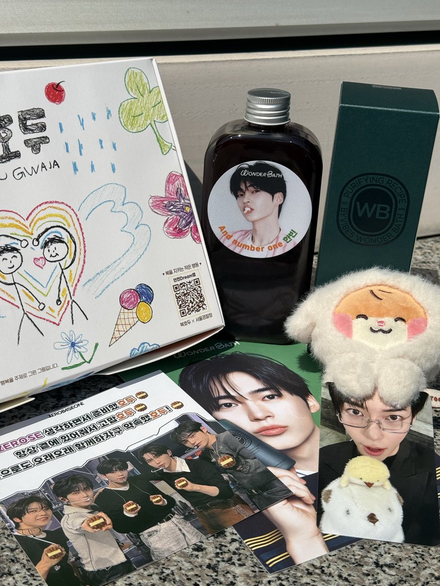 endless_shb's tweet photo. 음중 역조공 복호두랑 역조공 포카랑 원더바스!! 원더바스측에서 음료도 준비해주셨구 무엇보다 역조공 포카가 진짜 너.무.예.쁨 https://t.co/yoWLmQiQlF
