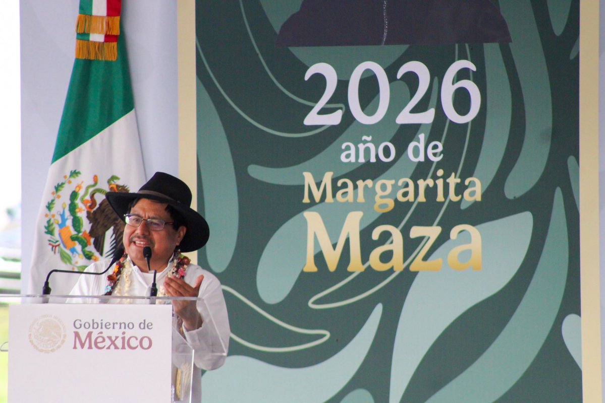 INPImx's tweet photo. En el Ejido de Santa María Nativitas, municipio de Almoloya de Juárez, Estado de México, perteneciente al Pueblo Mazahua, el director general del Instituto Nacional de los Pueblos Indígenas (INPI), Adelfo Regino Montes, (@DEELAYUUK) acompañó a la presidenta Claudia Sheinbaum Pardo en la Asamblea Comunitaria del Fondo de Aportaciones para la Infraestructura Social de los Pueblos y Comunidades Indígenas y Afromexicanas (FAISPIAM).

El titular del INPI destacó que “hoy se demuestra que la transformación también se construye desde las comunidades. Es la Asamblea Comunitaria la que organiza y decide; es el pueblo quien define sus prioridades de desarrollo y el destino de los recursos públicos”.

Informó que, en el Estado de México, a través de este Fondo, durante el presente ejercicio fiscal se beneficiará a 601 comunidades y localidades indígenas de los pueblos Otomí, Mazahua, Nahua, Matlatzinca y Tlahuica, con una asignación de 881.3 millones de pesos, destinados principalmente a obras de urbanización, agua potable, electrificación, alcantarillado y drenaje, conforme a las prioridades definidas por sus Asambleas Comunitarias.

Acompañado por la gobernadora del Estado de México, Delfina Gómez Álvarez, y la secretaria de Bienestar, Leticia Ramírez Amaya, detalló que, por segundo año consecutivo, 19 mil 718 comunidades y localidades indígenas y afromexicanas de todo el país recibirán de manera directa 13 mil 506 millones de pesos.

“Estos recursos ya no se quedan en el camino ni se deciden desde el escritorio; hoy llegan directamente a las comunidades, donde son administrados y ejercidos conforme a sus formas de gobierno y organización comunitaria”, señaló.