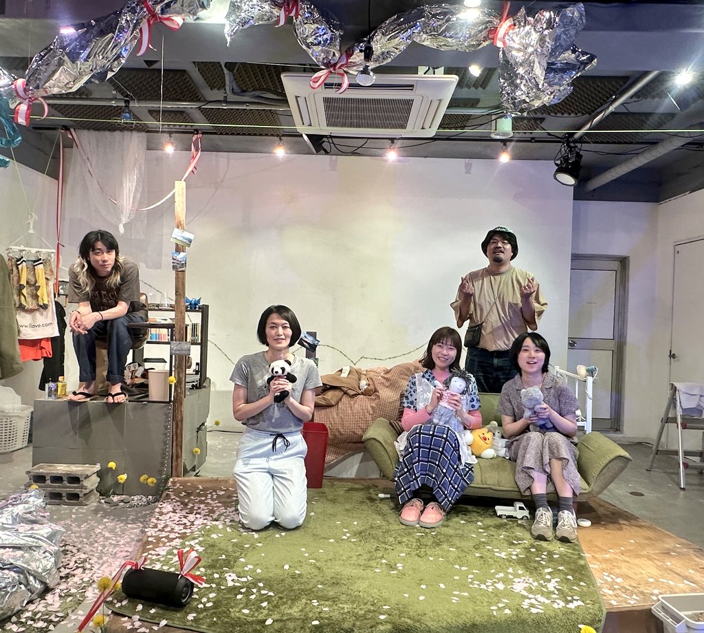 naitouuki's tweet photo. 楽曲を提供してくださっている岡林風穂さんとの集合写真でございます😭🙏🍑

岡林さんも保育園苦手だったって。
やっぱり！！！😭失礼ですけど
やっぱり！！と思いました。
素敵な楽曲を使わせてくださって
本当にありがとうございます。

で、短歌集まで戴いてしまった。
これはすごい

✨✨✨✨ https://t.co/DtUMnYVGPG