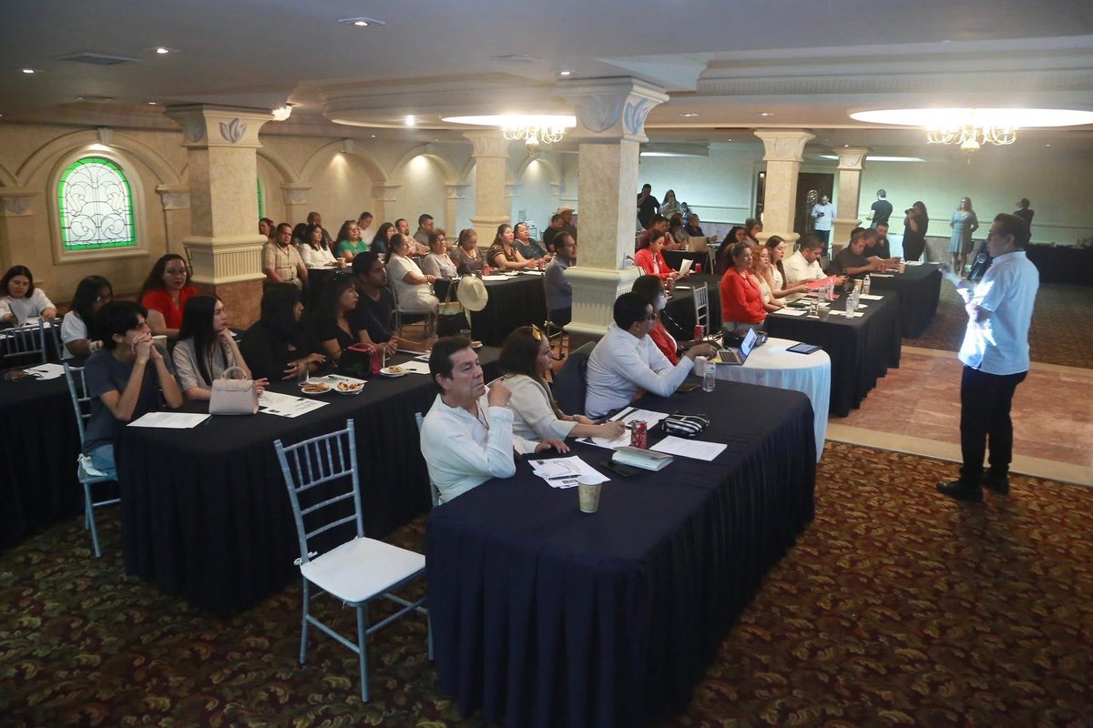 danisotto's tweet photo. ✨ Siempre es buen momento para aprender algo nuevo.

Esta tarde en Gómez Palacio participamos en la capacitación “Cómo construir campañas políticas efectivas en redes sociales”, organizada por el Instituto Reyes Heroles.

¡Gracias al @IRHDurango por generar estos espacios de aprendizaje! 🙌💜