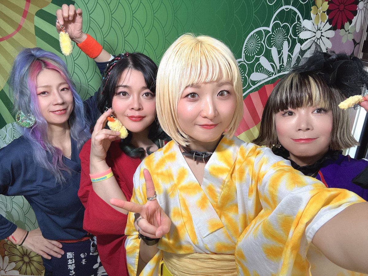 tempuragirls555's tweet photo. 🔥本日ワンマンライブ🔥
大切なお知らせです！
配信は1週間のアーカイブが残りますが、配信チケットの販売はライブ終演時間、14:15までとなりますのでお気をつけて✨

⬇️配信チケットはこちらから⬇️
https://t.co/8MILy0KeR2
全国からのリアルタイム視聴も、ご来場の方も思い���し見もぜひ！🥰 https://t.co/rmcOKV3uKD