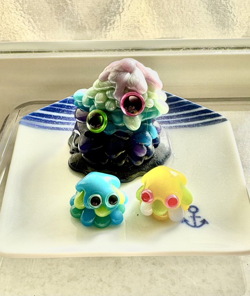 lon49629's tweet photo. 窓際に飾られてる自作ドロリンを見ながら、出かける準備

@mon_CryptoDrop https://t.co/DSgTDVsiuG