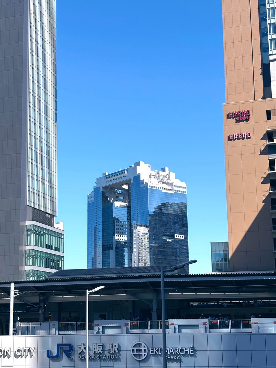 03104s's tweet photo. 土曜日の朝

眺めているだけで

気分の良くなる空の下

ふらふらと

ぴちょんくんも

気持ちよさそ。 https://t.co/tKJkj7ycQ0