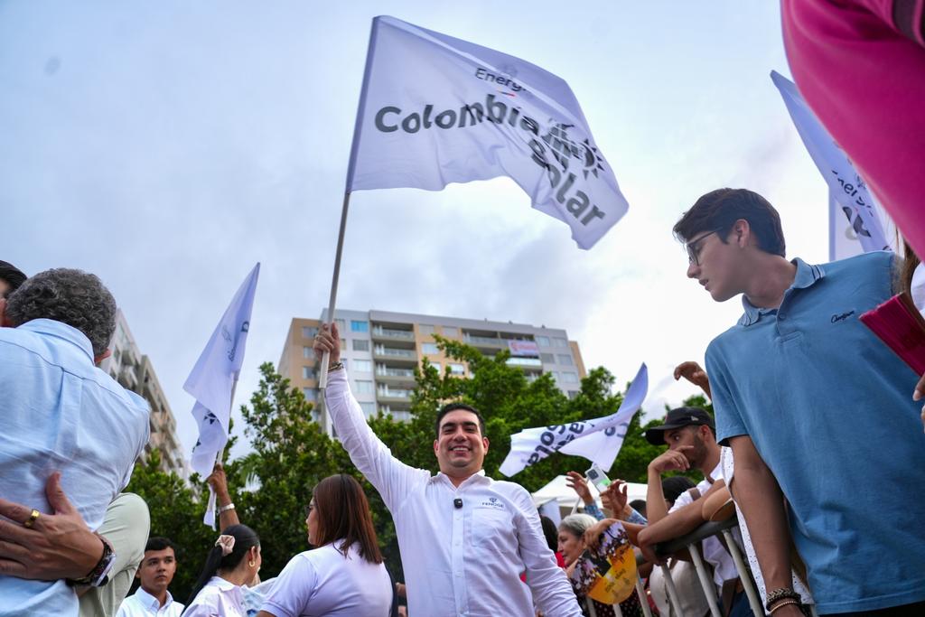 FondoFenoge's tweet photo. Desde el #FENOGE acompañamos el 'Gran Encuentro Popular #ColombiaSolar', en Barranquilla, un espacio donde miles de personas se congregaron para conocer, de la voz del presidente @petrogustavo, cómo hemos avanzado hacia un sistema energético más eficiente, sostenible y centrado en las personas.
Algunos de los principales resultados del sector energético son la expansión de la generación con fuentes no convencionales de energia, la consolidación de #ComunidadesEnergéticas, la reducción de costos para miles de usuarios con tarifas más justas y las acciones que han permitido disminuir la pobreza energética en el país.
☀️ Mayor participación de fuentes renovables en la matriz energética
👩🏽🦱👧🏼👨🏼🌾 Comunidades más empoderadas
💰 Medidas regulatorias y programas que contribuyen a aliviar el costo del servicio.
Seguimos trabajando para que la #TransiciónEnergéticaJusta sea un proceso riguroso, participativo y con resultados medibles para el país.