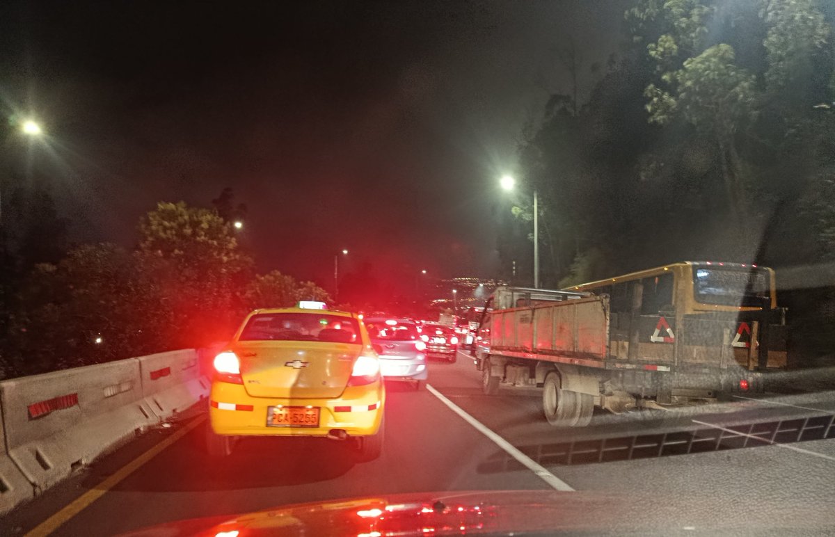 Electiwire's tweet photo. @AMT_Quito QUITO COLAPSADO POR LA INÚTIL @AMT_Quito https://t.co/t5zpRMECHY